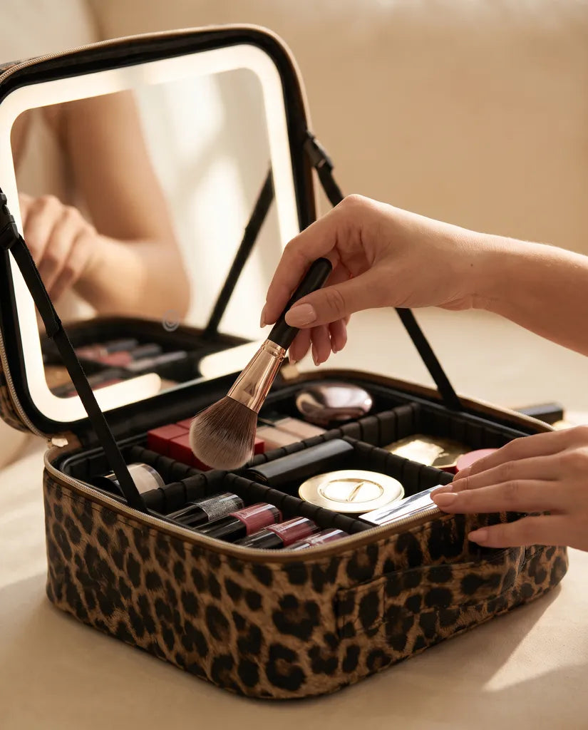 Eine Hand nimmt einen Pinsel aus dem geöffneten Mirror Case