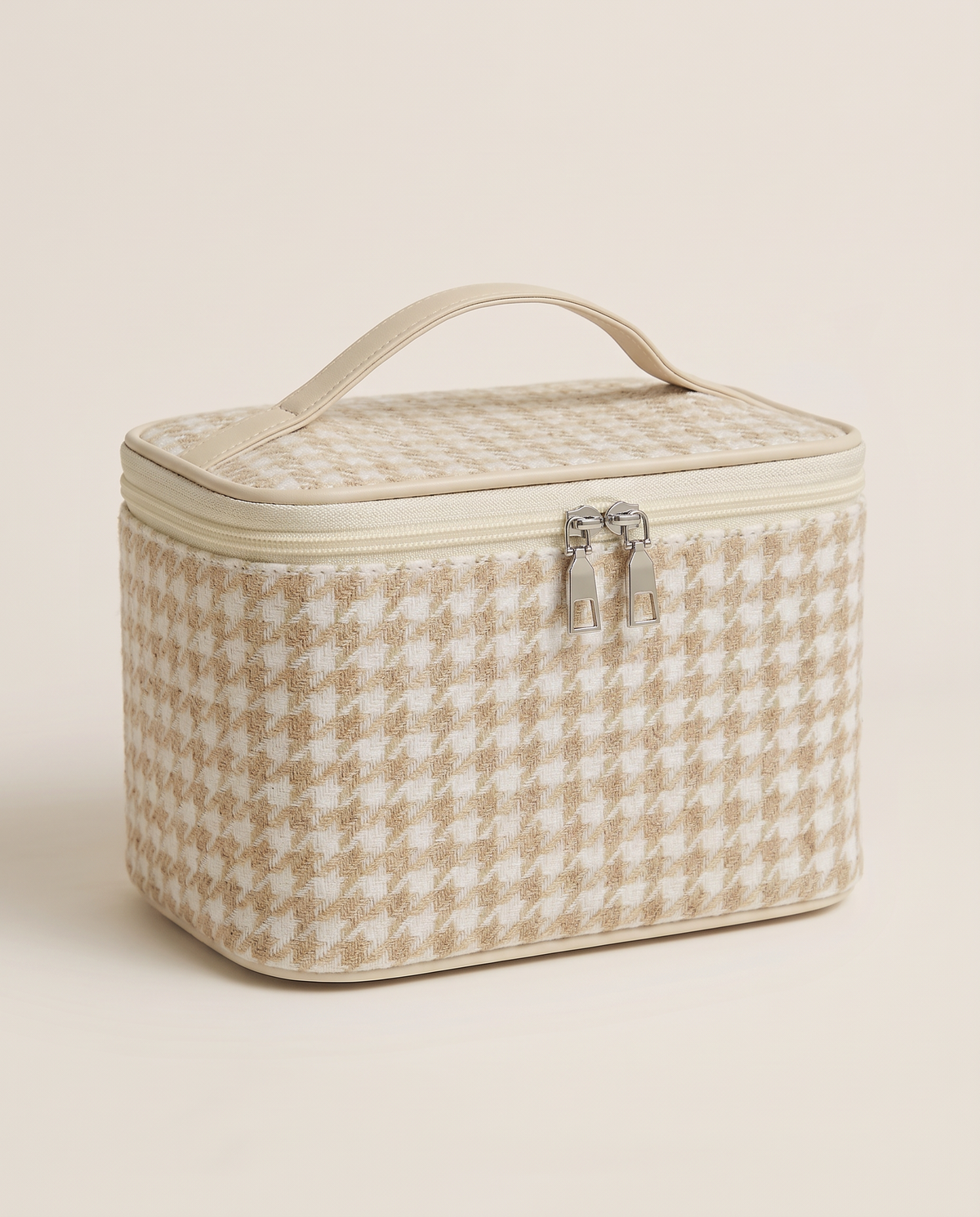 Classic Case 22 — Prints in Cream Checkers